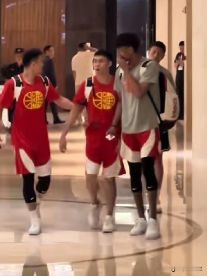 高诗岩太宠粉了，架着老六给粉丝签名！

中国男篮训练完吃完饭之后，粉丝一顿呼喊老