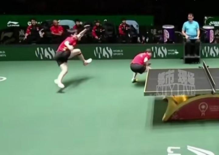 王楚钦和孙颖莎这场混双比赛简直绝了！赛场上，一个敢打，一个敢躲，出现连续两个极限