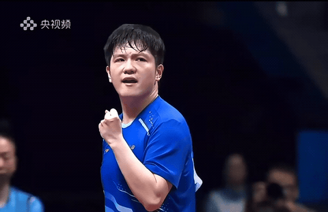 全运会过去好多天了，依然保留着这张动图，特别爱这个眼神！
樊振东王者之姿！
樊振