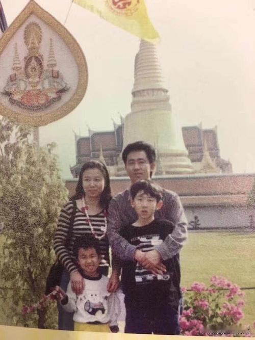 这是许家印一家四口的合照，也许在当时这只是一张寻常的合照，而再看许家印如今的境遇