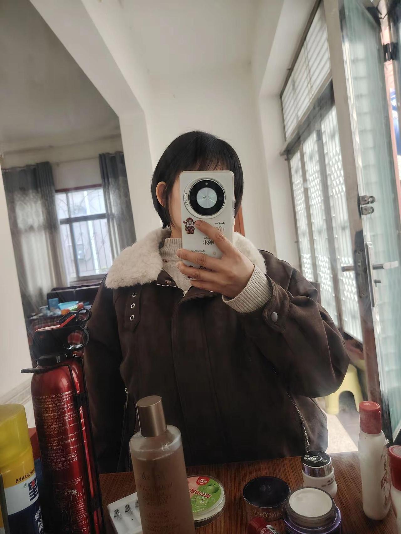 老板说，头发长见识短，所以我剪了短发