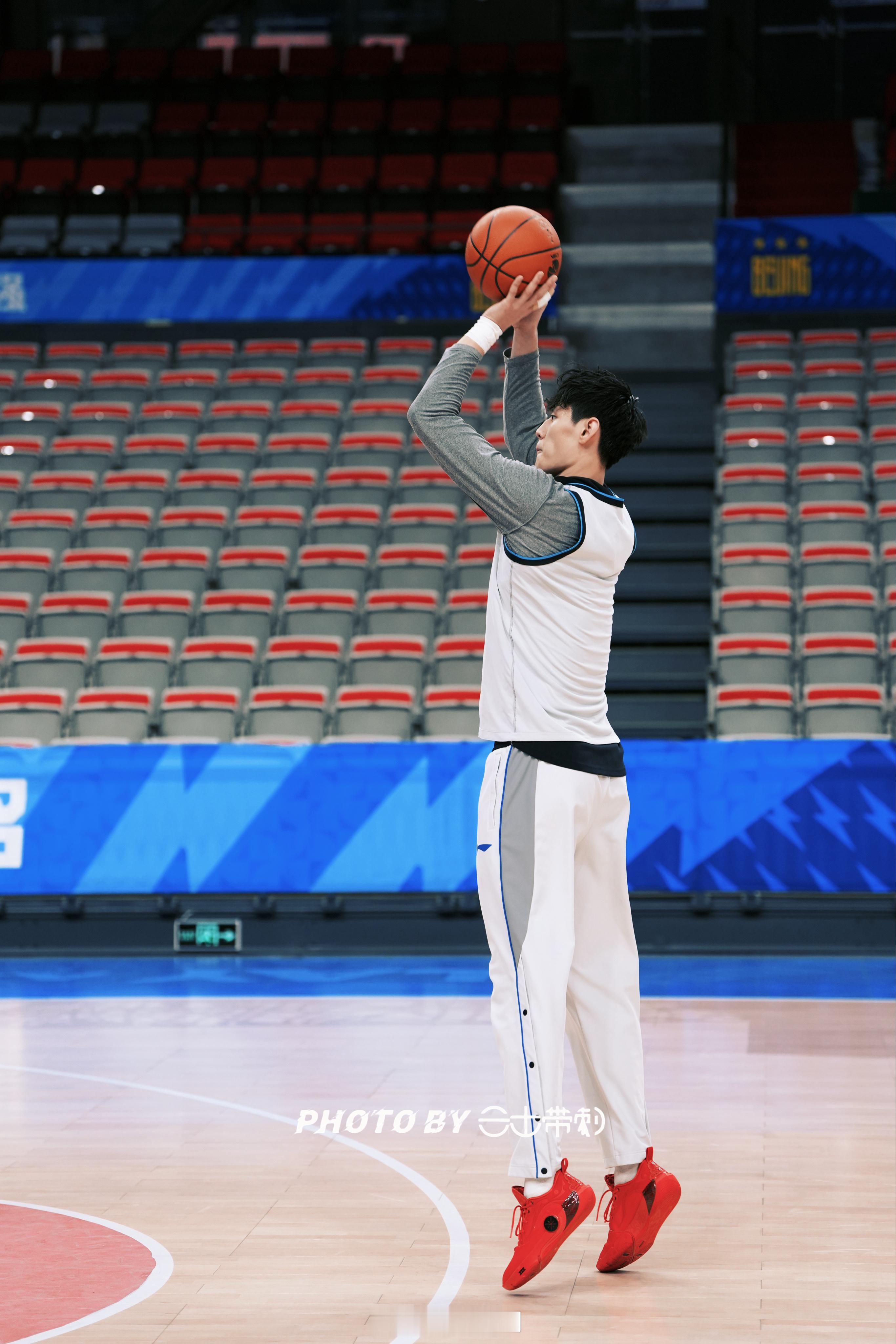 北京男篮vs宁波男篮曾凡博 平静！ 北京·首钢冰球馆