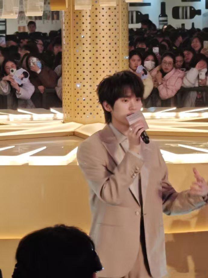 重庆逛街偶遇周翊然 重庆逛街惊喜降临！邂逅周翊然，香槟色西装衬得他风度翩翩，本人