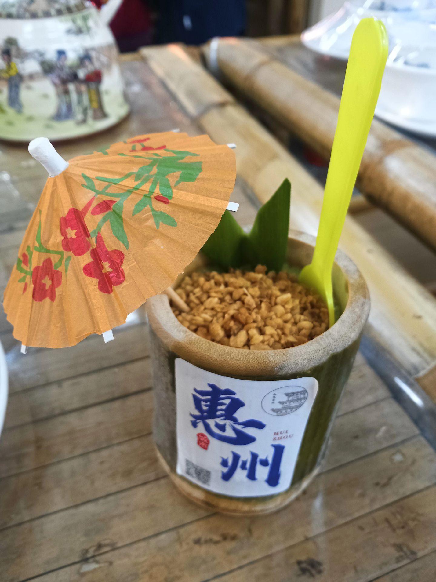 品尝广东点心:酱香金凤凰、水东虾饺皇、斑斓椰子冻