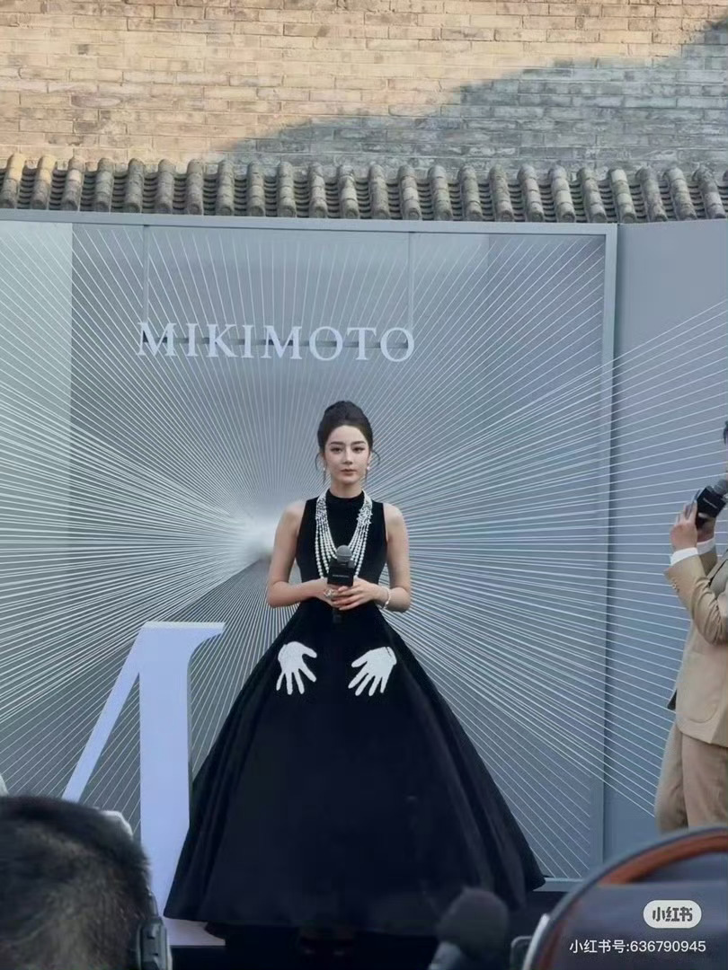 迪丽热巴今日绝美亮相MIKIMOTO高珠展！L'éclat珍珠头饰加冕，Robe