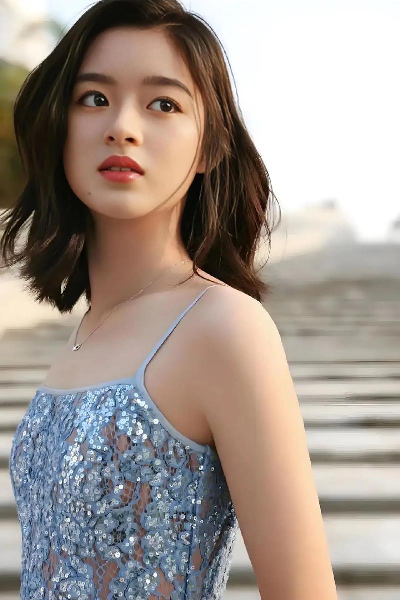 事发近一年后，黄杨钿甜首次回应耳环风波：给大家添麻烦了。她自称当时只觉得挺好看，