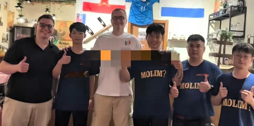 日前，有球迷拍到广东男篮主教练亚科夫列维奇，在东莞东城某烤肉店品尝家乡美食。据说