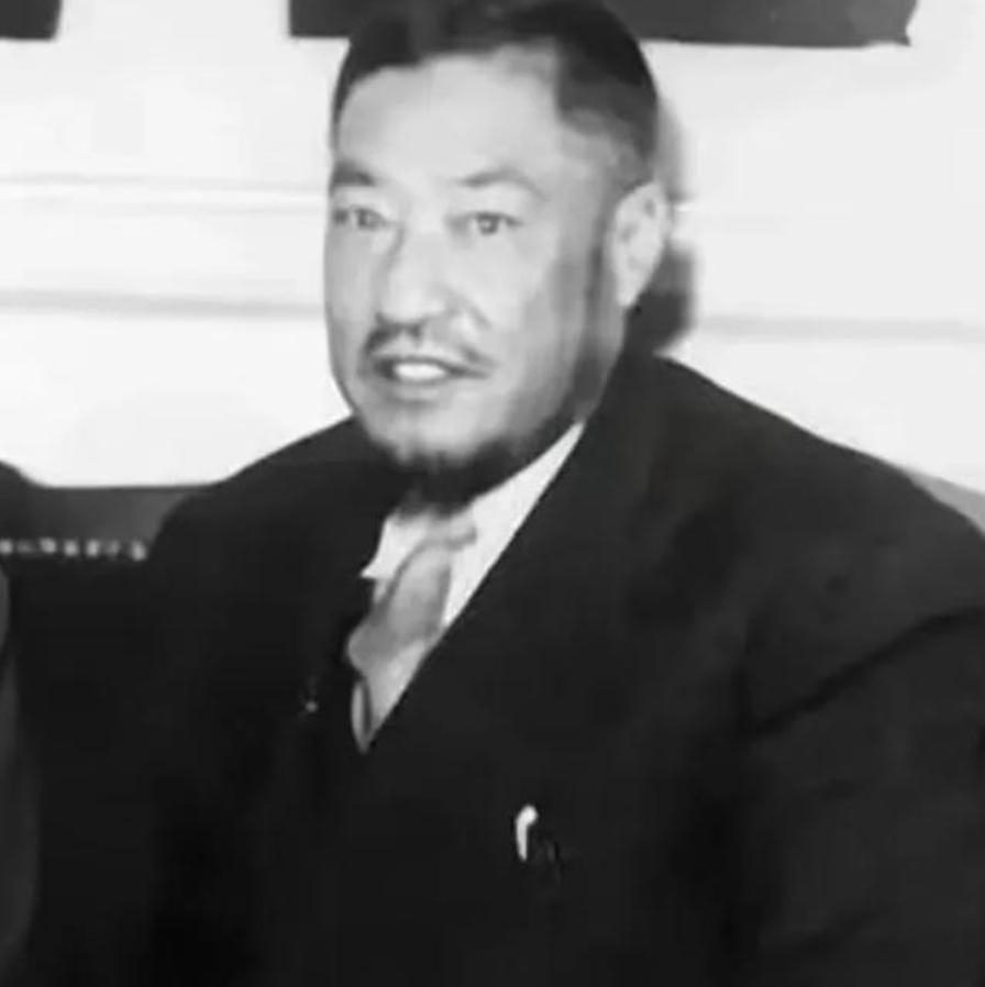 [微风]1949年，马步芳包了3架飞机，带着200多名家眷前往沙特。出发前，他得