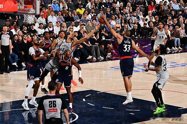 虽然巴图姆在场上毫无作用，但他还是得出现在轮换阵容中，直到确认他打不了，他才会下