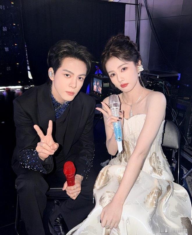 1. 白鹿和曾舜晞俩人私下关系蛮不错的，日常相处也是大大咧咧的，不过俩人都不是对