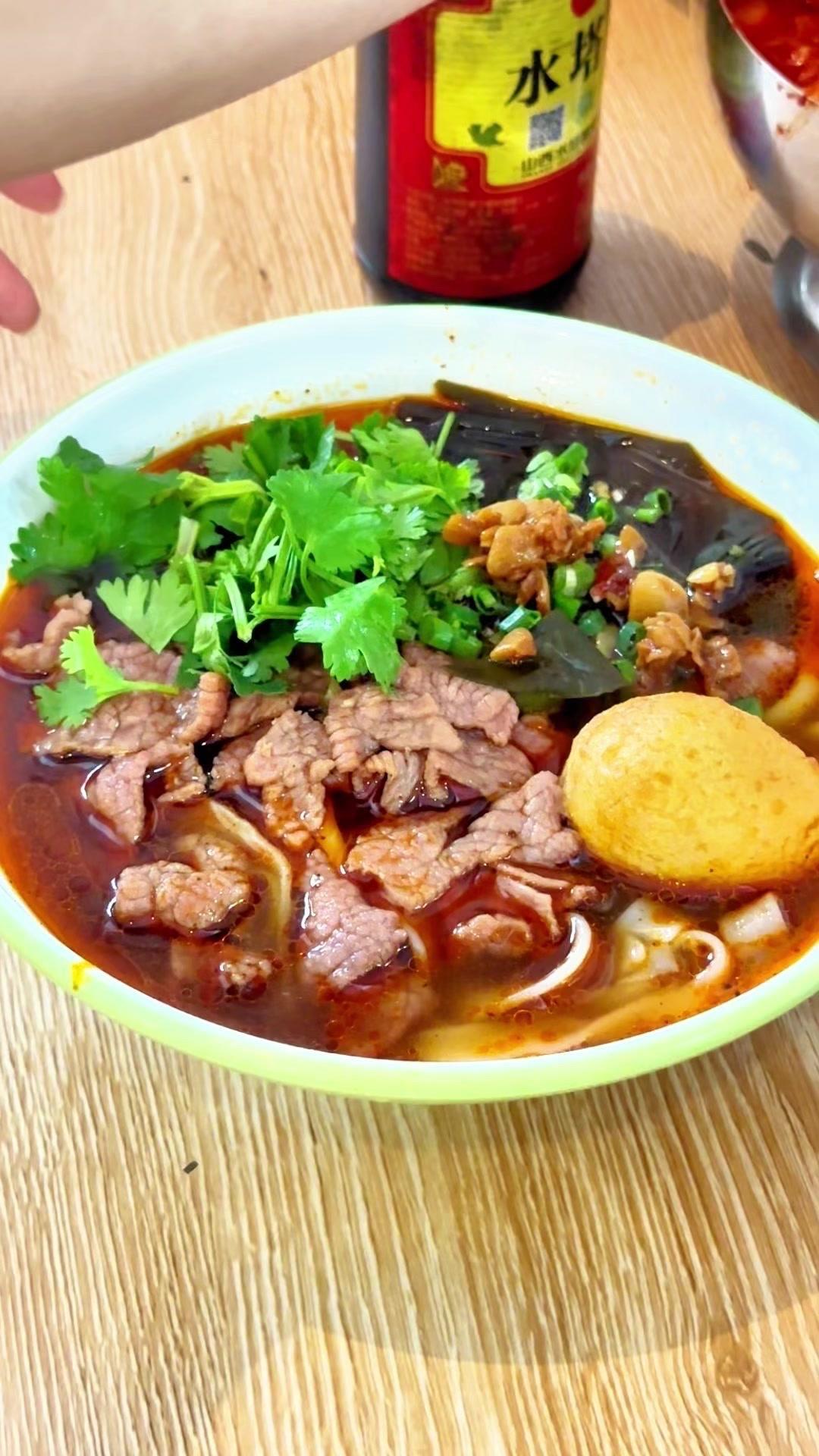 来武汉怎么少得了这样一碗生烫牛肉粉，今天来看一下我们生烫牛肉粉制作全过程。

1