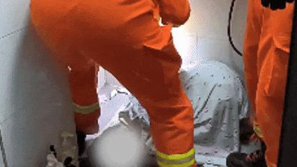 伸手捞瓶遭厕所卡臂，广州女子深夜受困，消防火速解围
 深夜公寓突发意外，女子手臂