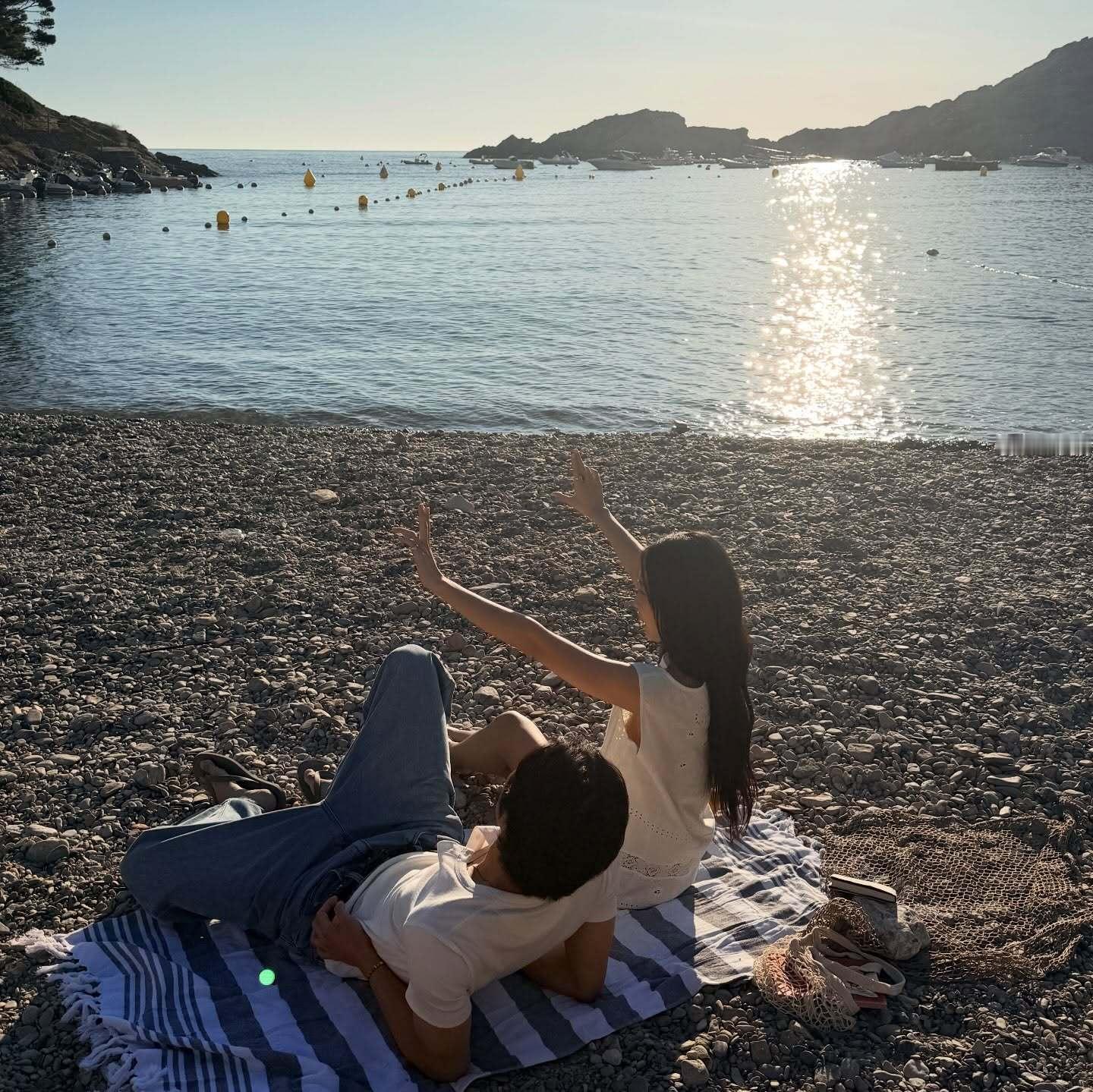 属于 Jennie 的夏天  ～  ☀️另外姐在今天也正式发布了首支词曲创作 、