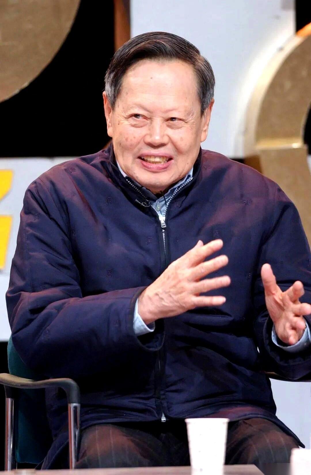 刷到一张1957年的老照片，给我看愣了。
诺贝尔奖现场，两个30出头的中国小伙，