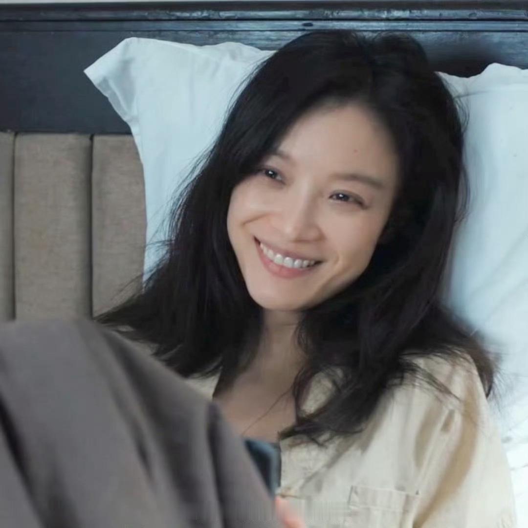 倪妮舒服流演技 倪妮的表演打破了风情美人标签，通过素颜、生活化肢体语言，如蜷缩躺