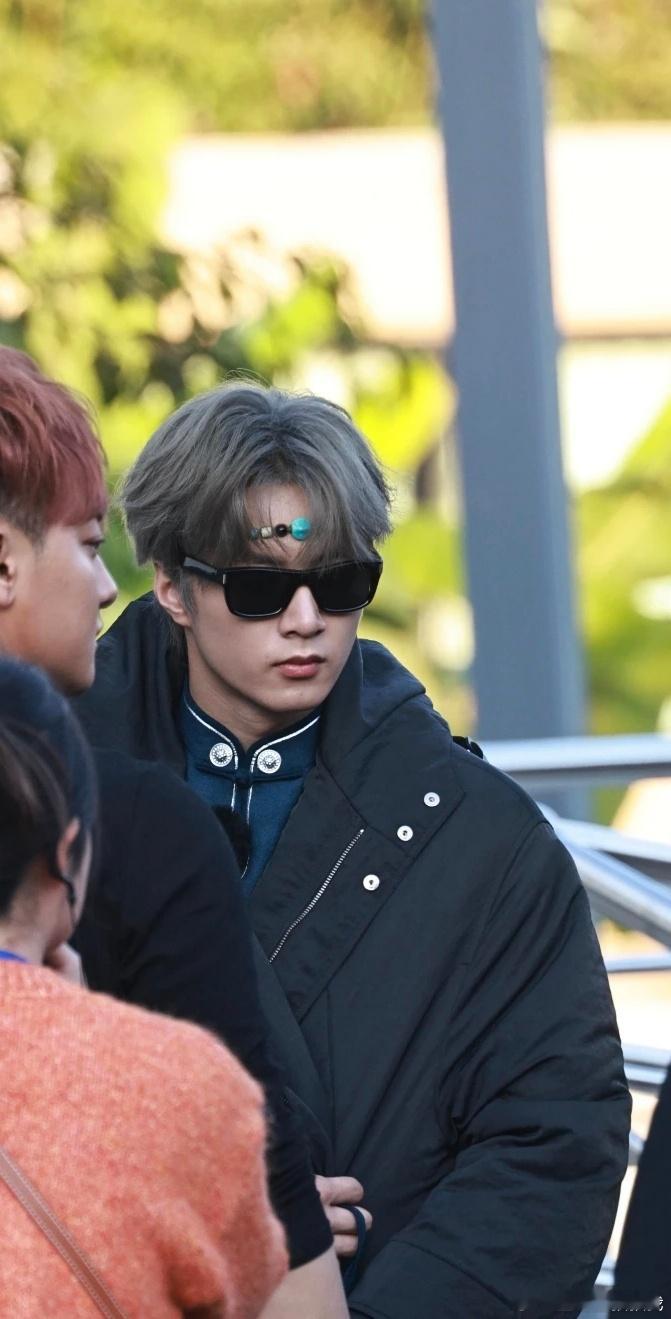 啊啊啊刘耀文穿了少数民族服装还戴了抹额，应该是第三套那个吧刘耀文戴抹额刘耀文民族