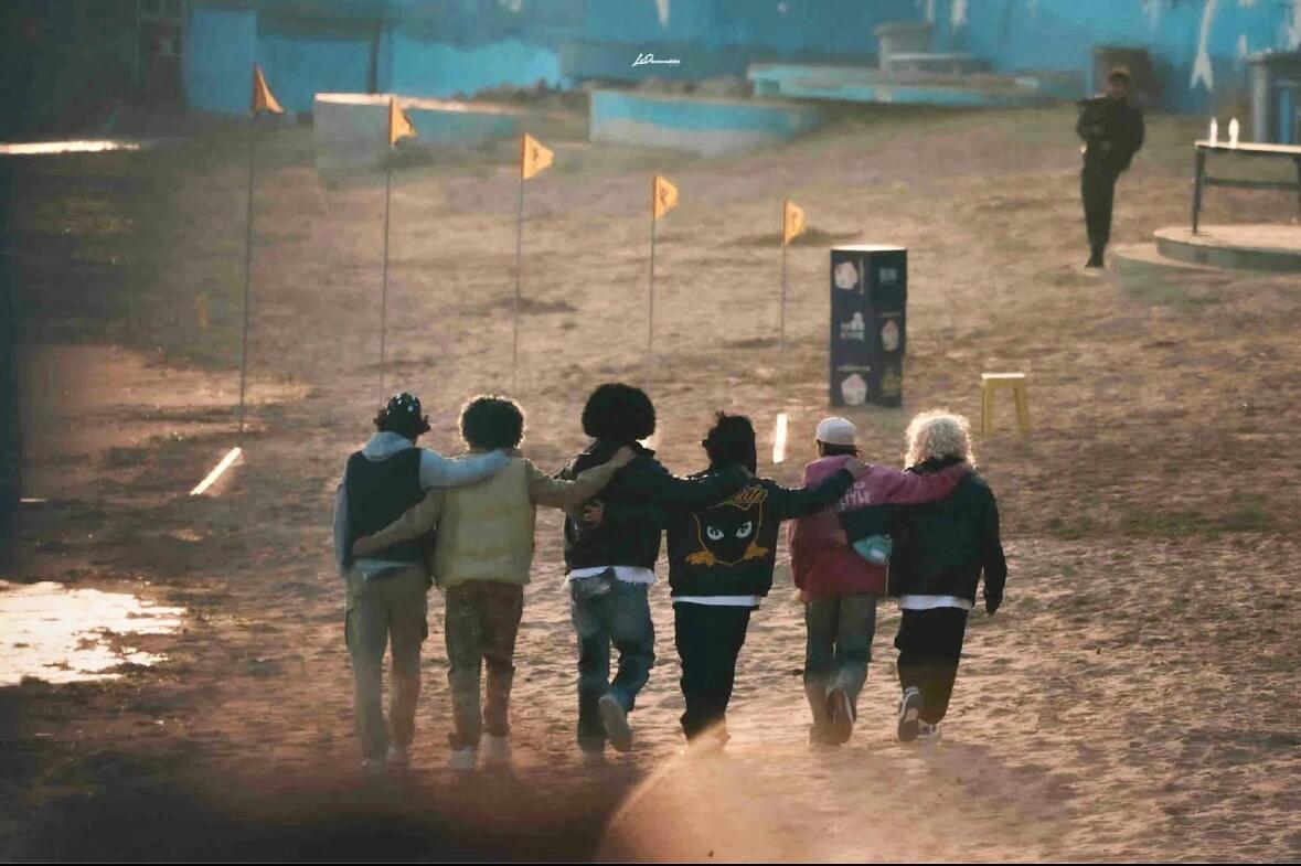 永远会为五哈团的群像感所触动 五哈团的群像真的刻进DNA里了！从第一季大家初见时