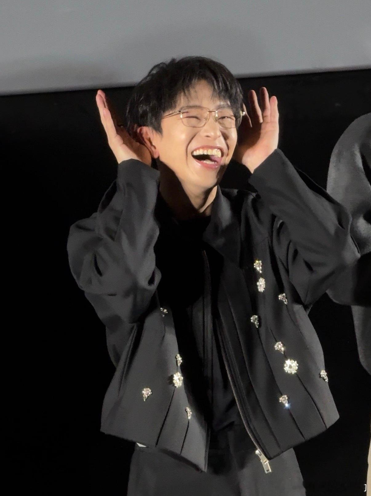 彭昱畅笑的时候能看到他的上牙膛 