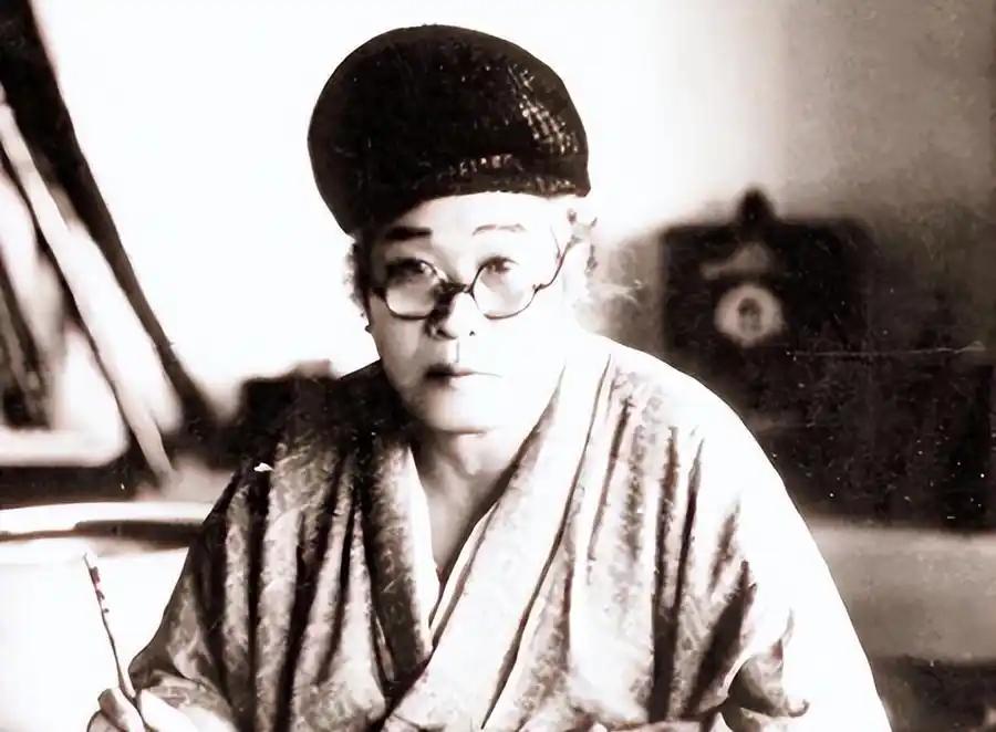 怪不得日本这么着急想跟咱们打一仗，日本出了个特别神的预言家叫王仁三郎，他最出名的