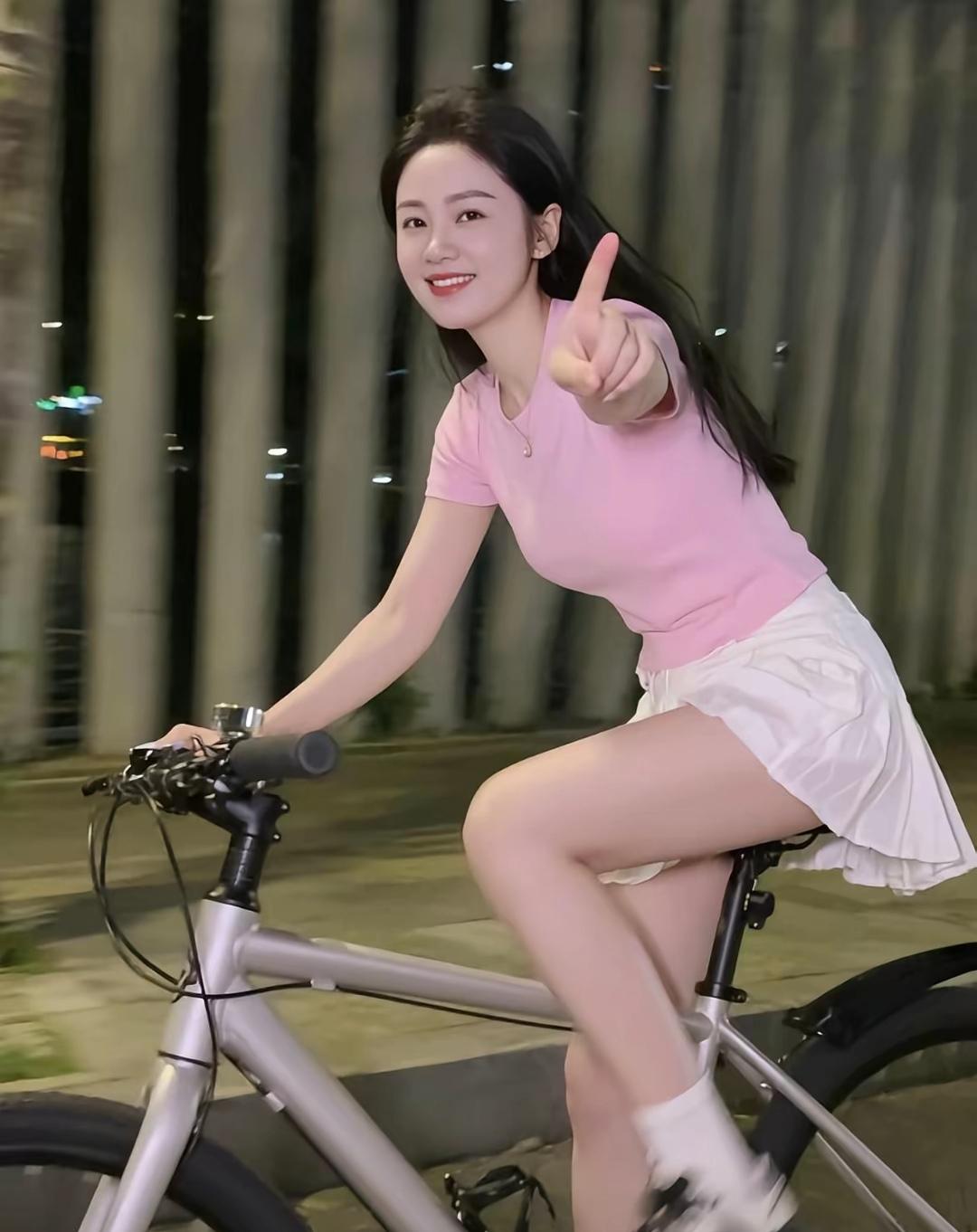 夜里的风裹着草木的潮气漫过来，把粉色T恤的衣摆吹得轻轻晃，像抱着一团被月光揉软的