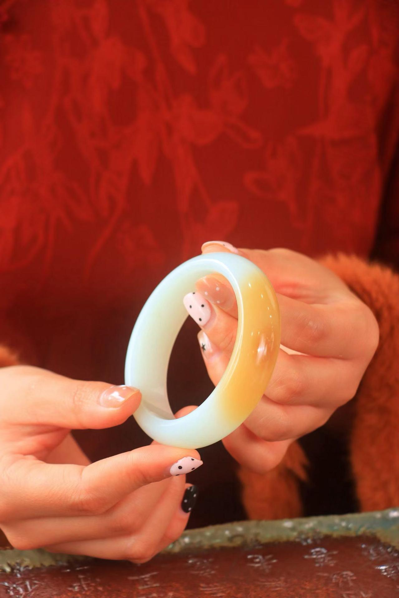 ·〈芳年华月 玉镯〉

精品玉镯❤️
新疆和田糖白双色玉镯，佩戴高贵优雅～色泽怡