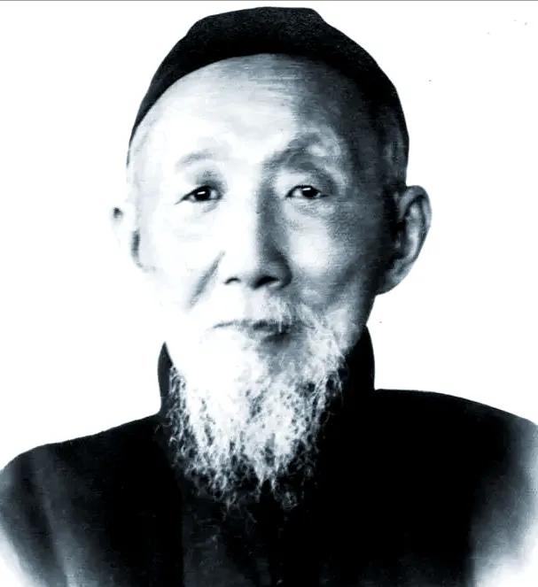 1939年，越南谅山一间破屋里，一位百岁老人临终前说了一句话：“我是一条狗，叫了