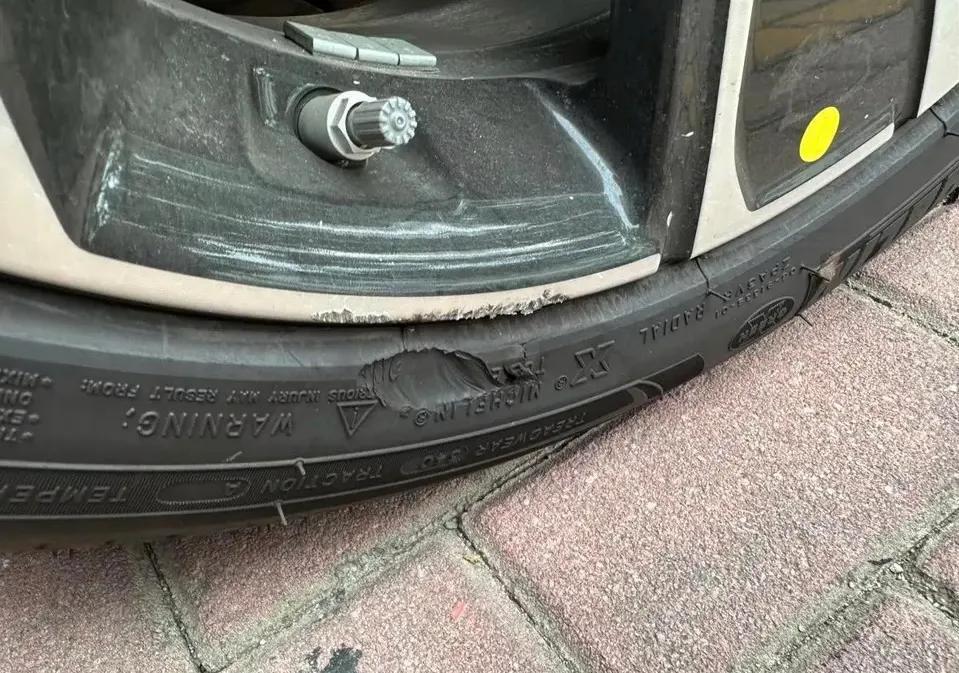 不知道啥时候蹭了，刚提的新车，大家说说这轮胎有必要换吗？