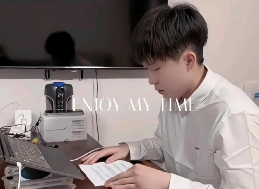 看到大头录制答辩，给人一种正式的感觉，他认真穿上白衬衫，令人佩服不已。比赛期间那