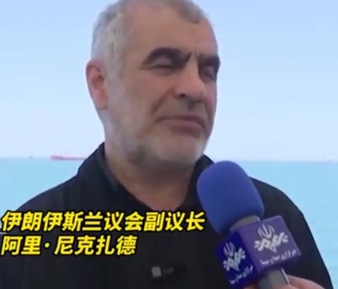 5月2日，伊朗伊斯兰议会副议长阿里·尼克扎德来到霍尔木兹甘省视察，站在霍尔木兹海