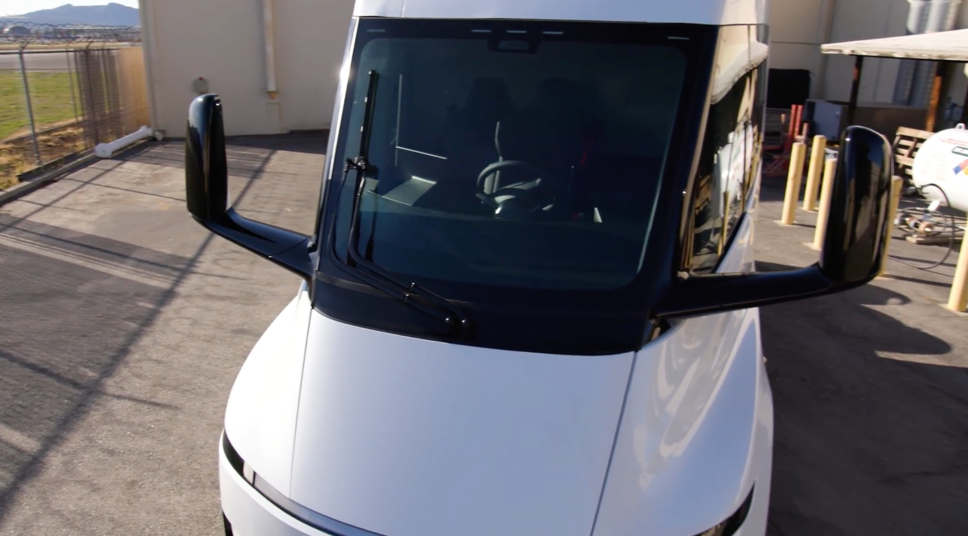 Jay Leno 刚发了新一代 Tesla Semi 纯电半挂的视频，特斯拉首席