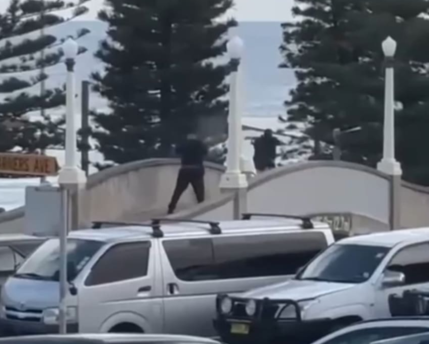 #澳海滩枪击发生在犹太教光明节聚会#【#澳著名海滩大规模枪击事件已致3死#】当地