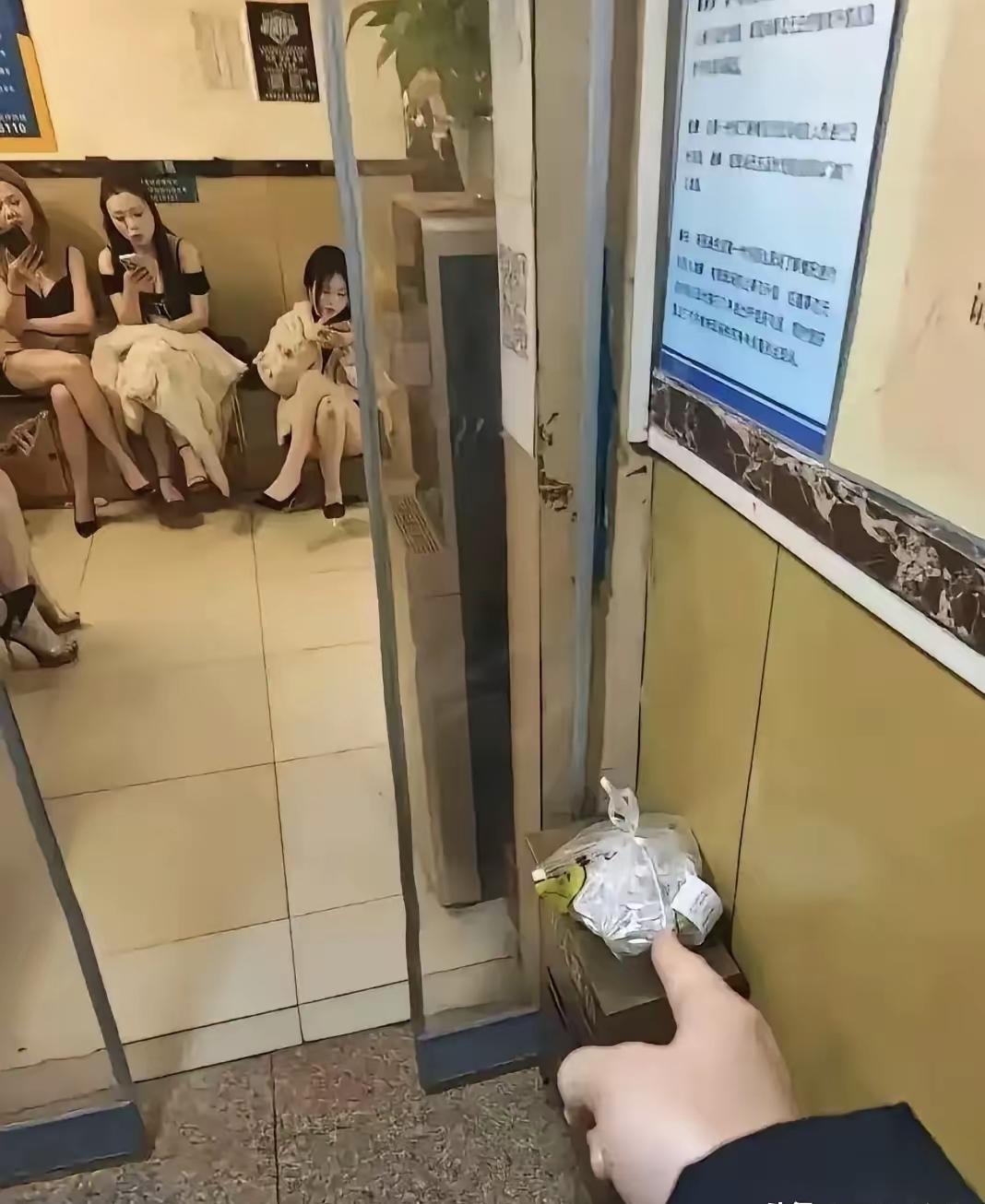 外卖小哥应该是囊中羞涩，连门都不敢进，如果送到顾客手中，不仅几块的配送费保不住了