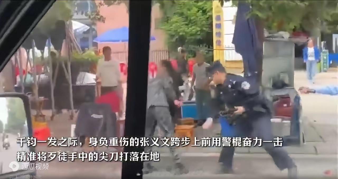 太悲痛了！四川成都，48岁民警在调解邻里矛盾时，被持刀歹徒靠近，刀刃直接刺穿民警