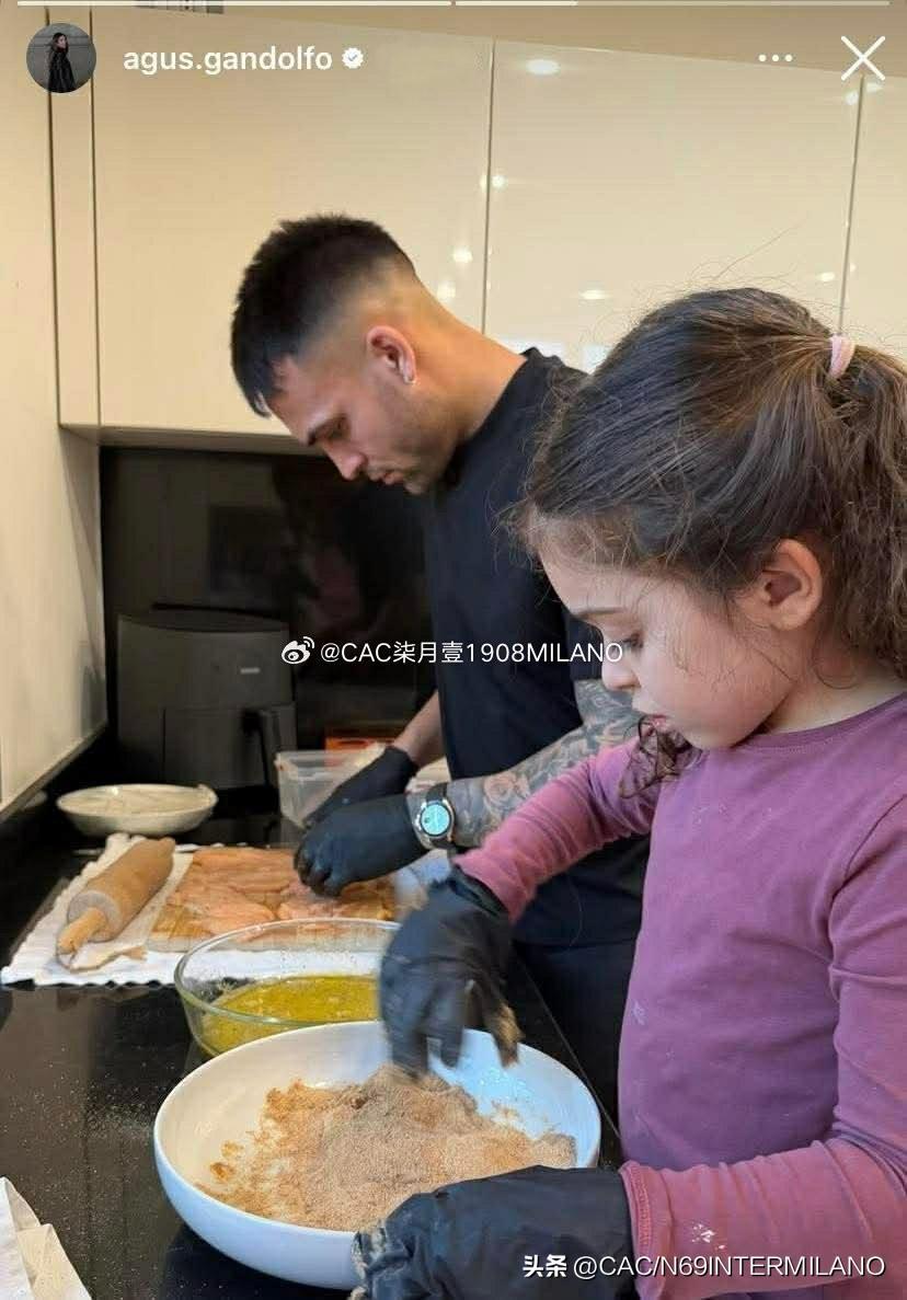 可能是你今天看到的最美画面，
劳塔罗和女儿一起烹饪米兰式牛排。 ​​​
