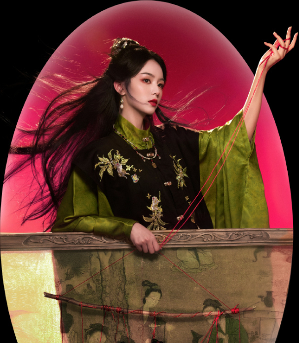 周也新中式国风造型穿搭介绍，这套造型没有堆砌冗余的国风元素，用“暗底+亮绿”的低