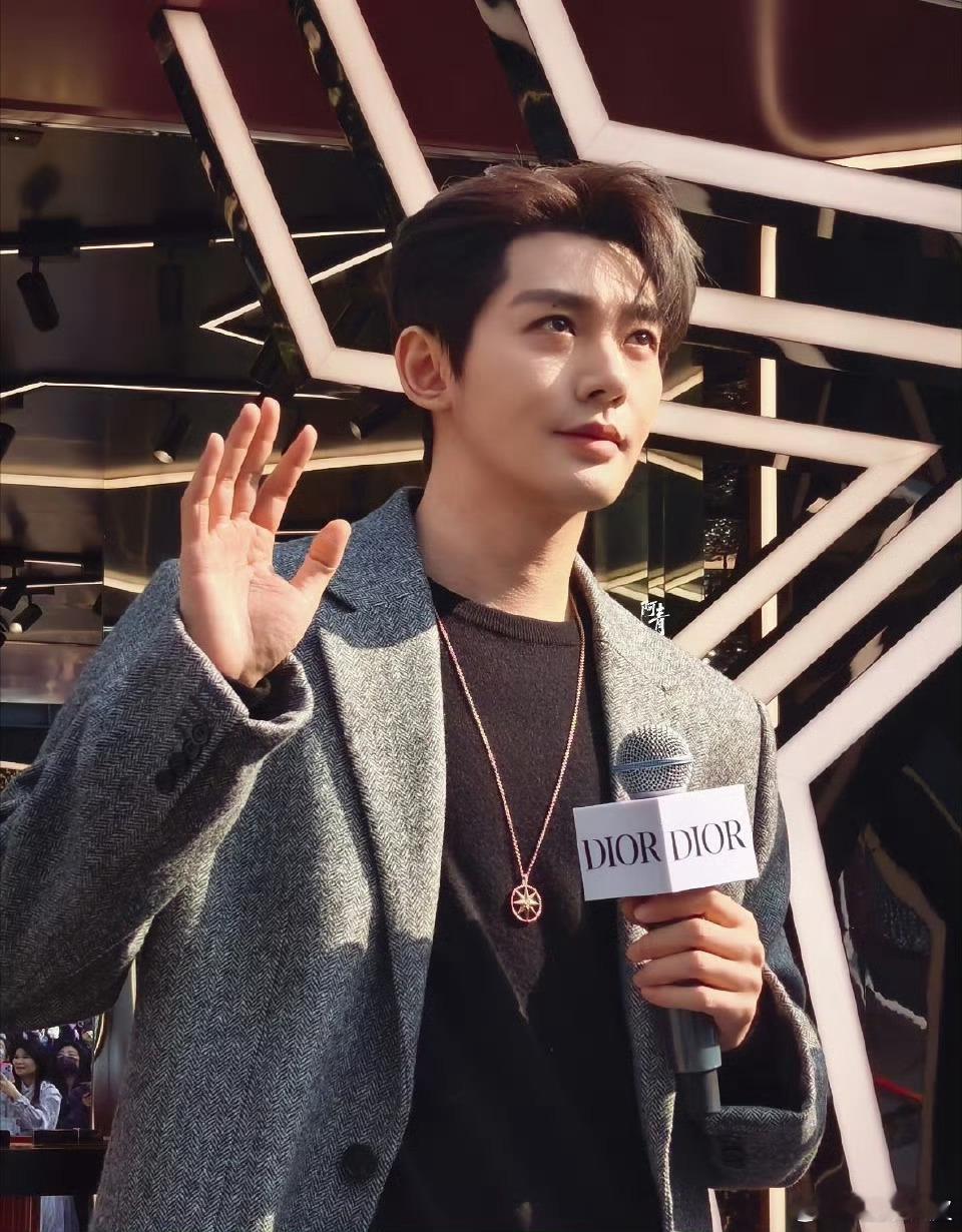 邓为腰上的纹身邓为高抬手打招呼，腰上的纹身漏出来了谁懂这若隐若现的感觉！纯纯go