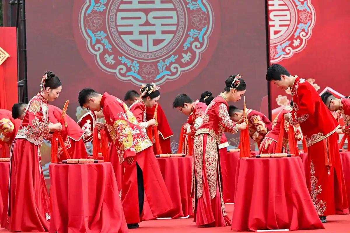 近日，杭州网报道，杭州官方正式向全球100对新人发出邀请，邀请海内外恋人金秋10