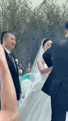 恭喜恭喜李爷爷荣升岳父[祈祷]，㊗️漂亮的女儿女婿新婚快乐！白头偕老！更希望看到