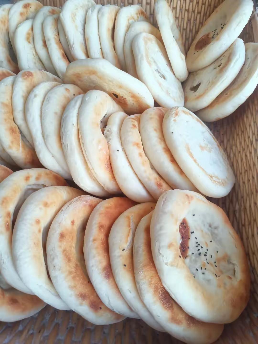 买完三个烧饼不肯离开，大叔开口讨要一块老面，简短对话藏着大半辈子的温柔
 
刚才