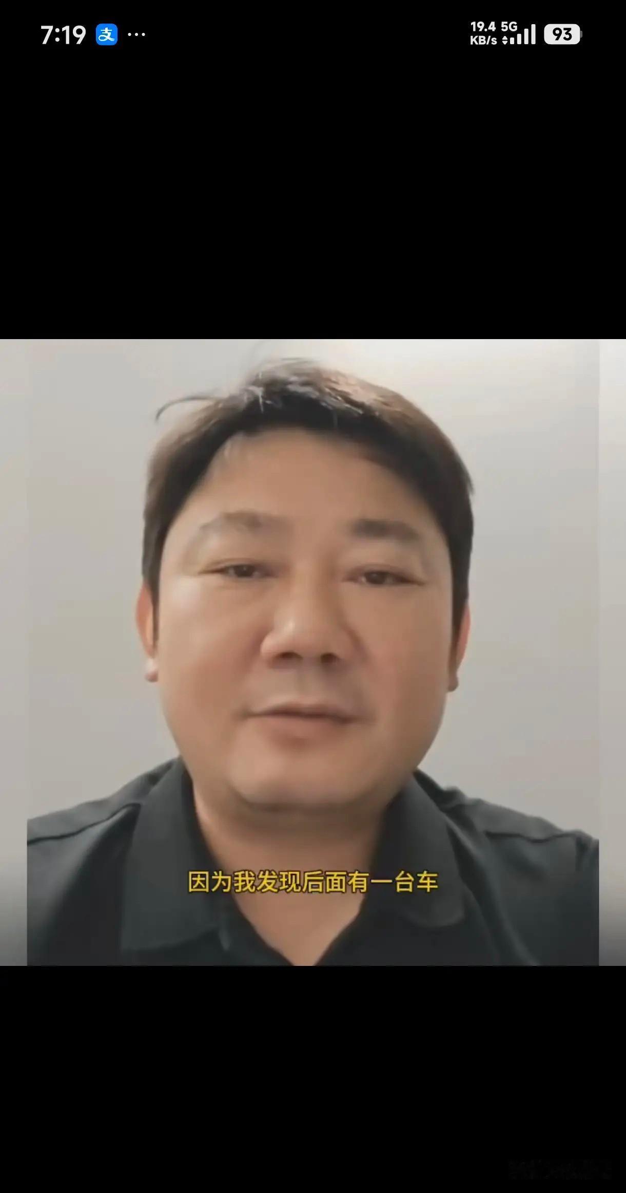 6月30号深夜，
张雪大半夜发了段视频，说自己白天出门吃个饭，结果被人从厂门口一