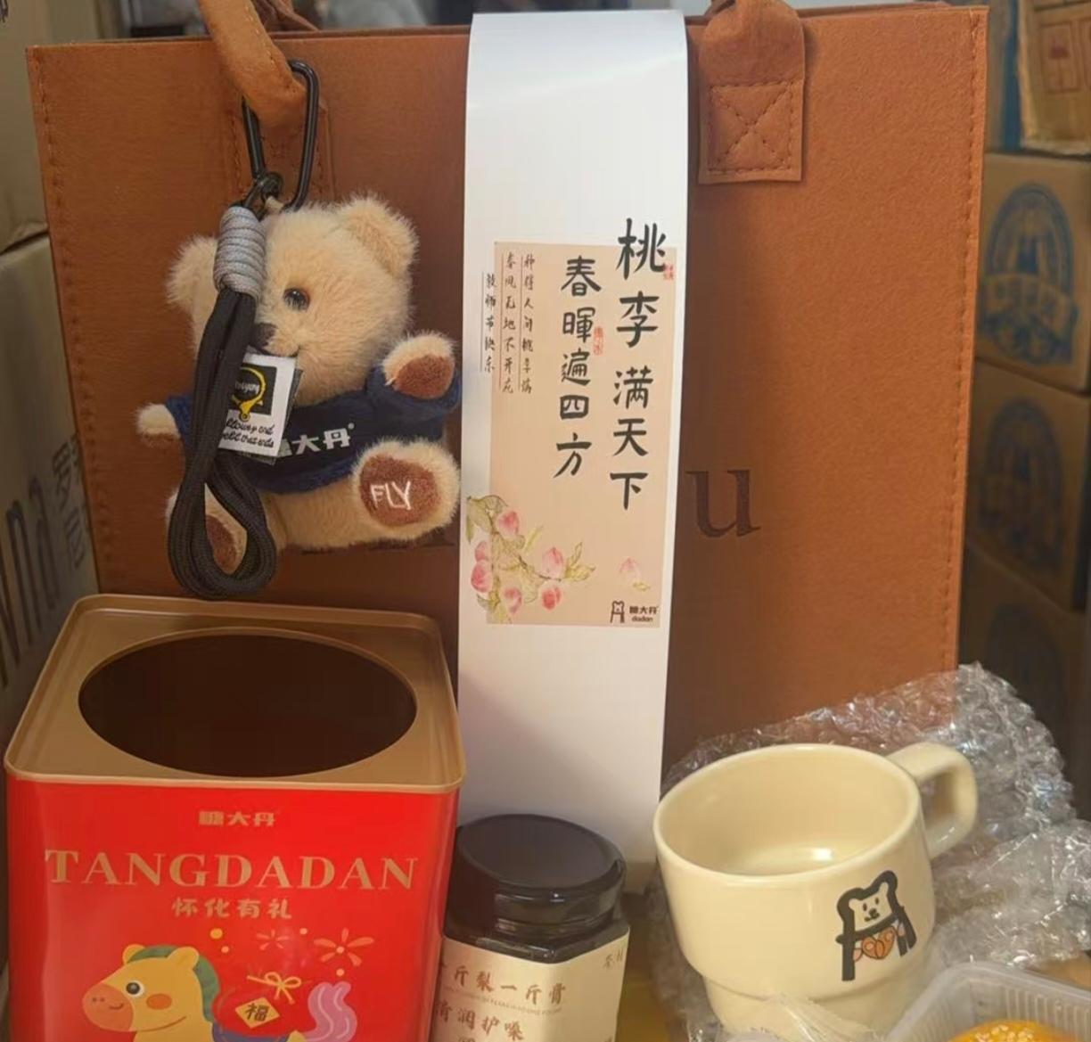 孩子班上家委会代表家长，把教师节众筹的礼物、账目一并公示出来，看得人心里十分熨帖