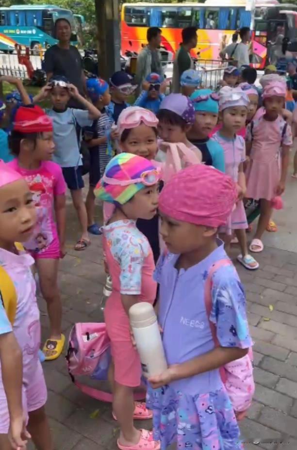 深圳小学生的素质教育真的是领先全国，我朋友的女儿在深圳市光明区上公办小学，学校每