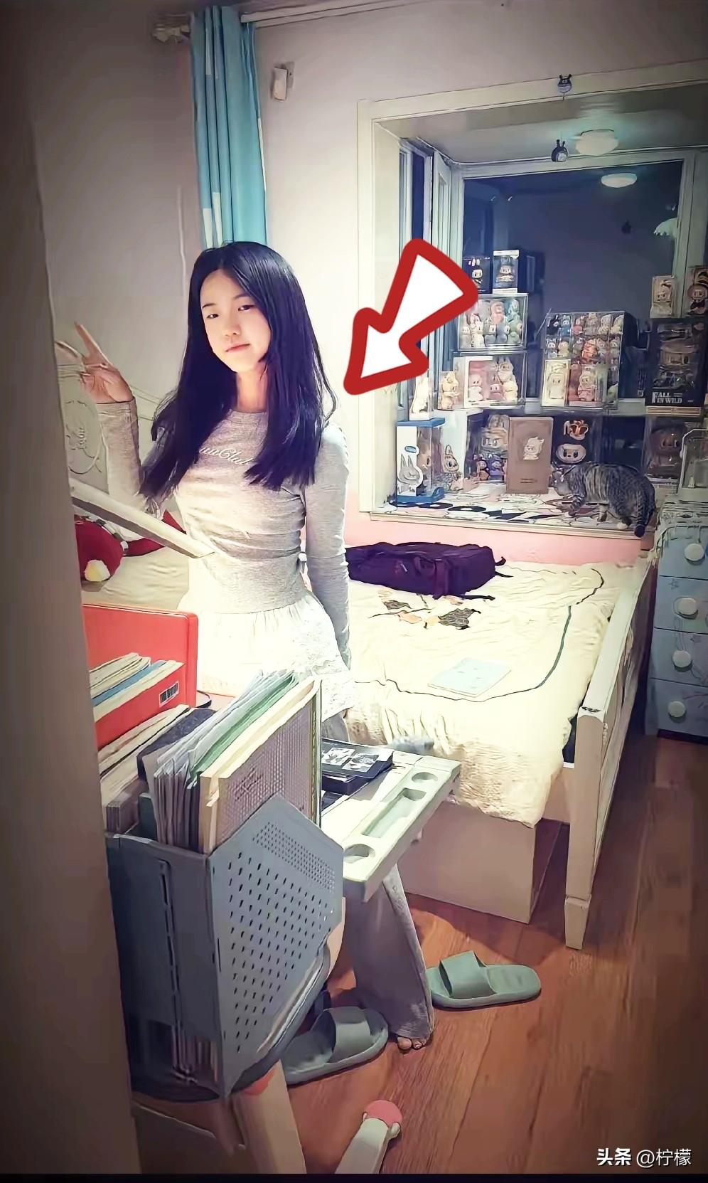 江苏淮安一名16岁女生，
多次向同班男生表白被拒，
却觉得对方是欲擒故纵，还认定