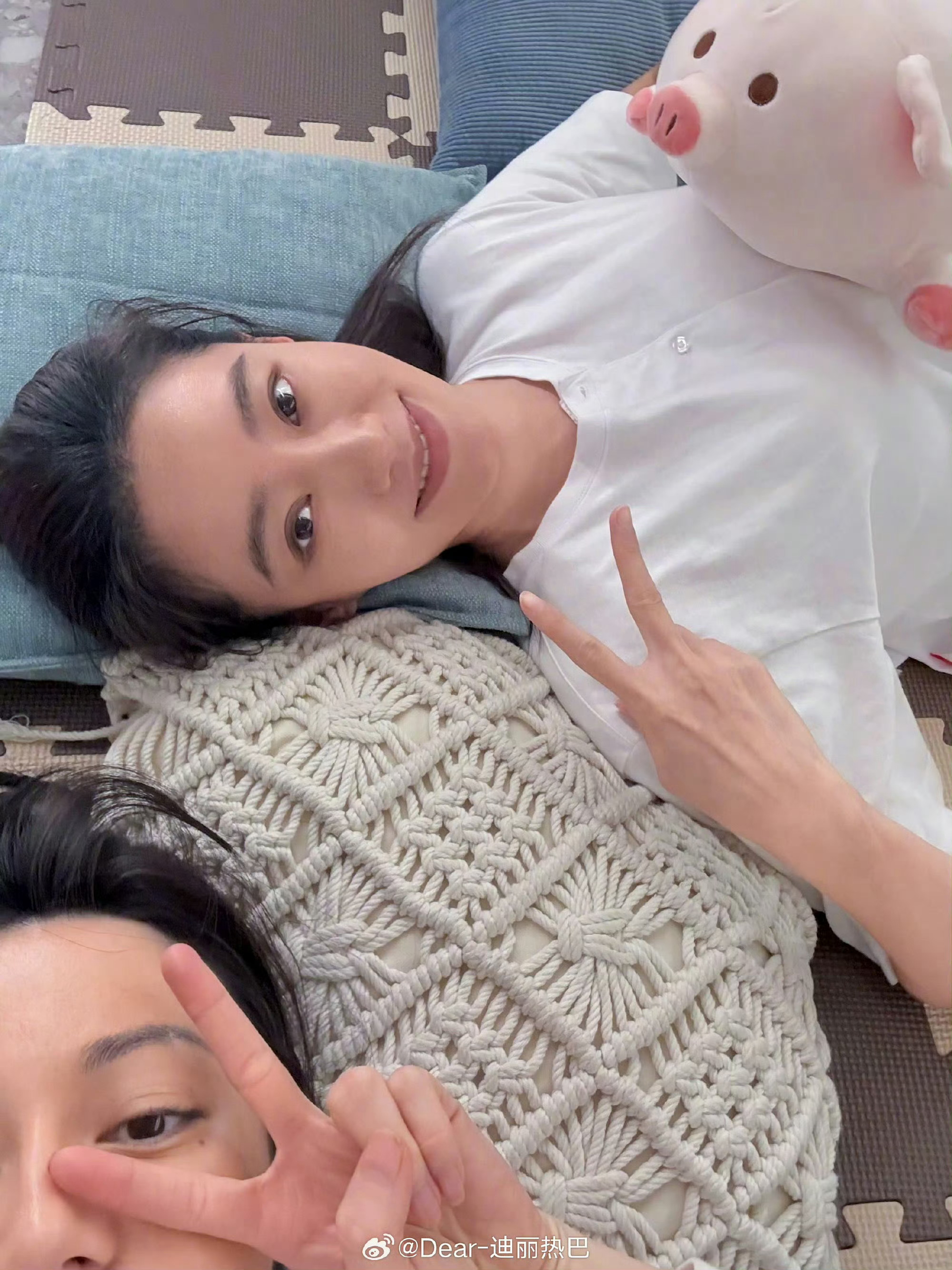 迪丽热巴晒和张小斐合照迪丽热巴的与张小斐因合作周星驰新片《》结缘，7月17日迪丽
