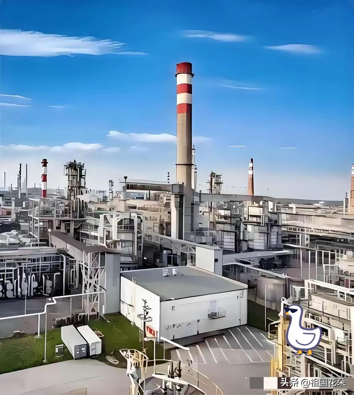 俄罗斯传来消息！
3月27日，俄罗斯炼油厂被乌克兰炸了！乌军这次真够狠的，直接奔