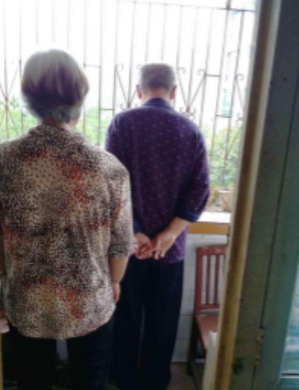 去大舅家串门，舅妈送给我一桶油，还让她家的保姆帮我把油拎下楼，谁知道下楼的时候，