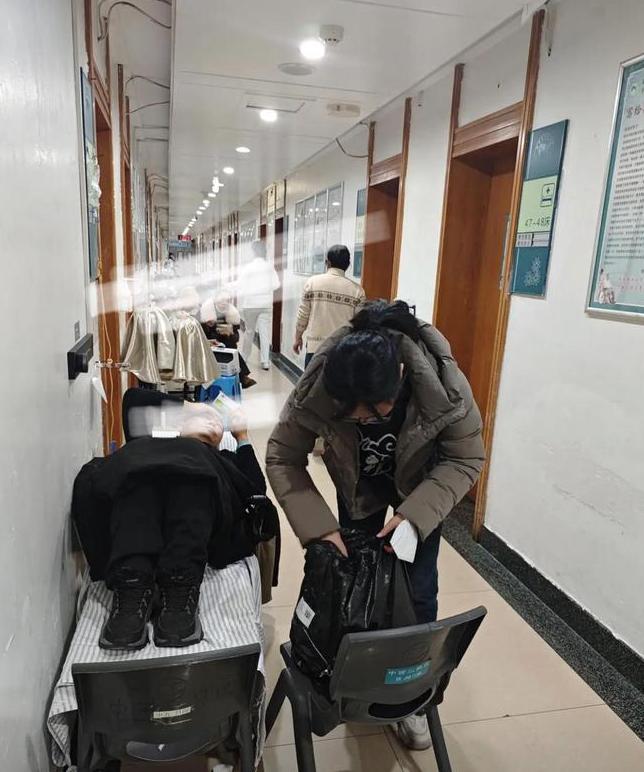 “太寒心了！”河南郑州，一名48岁的女儿辞职在家，贴身伺候患肺癌的父亲整整1年。