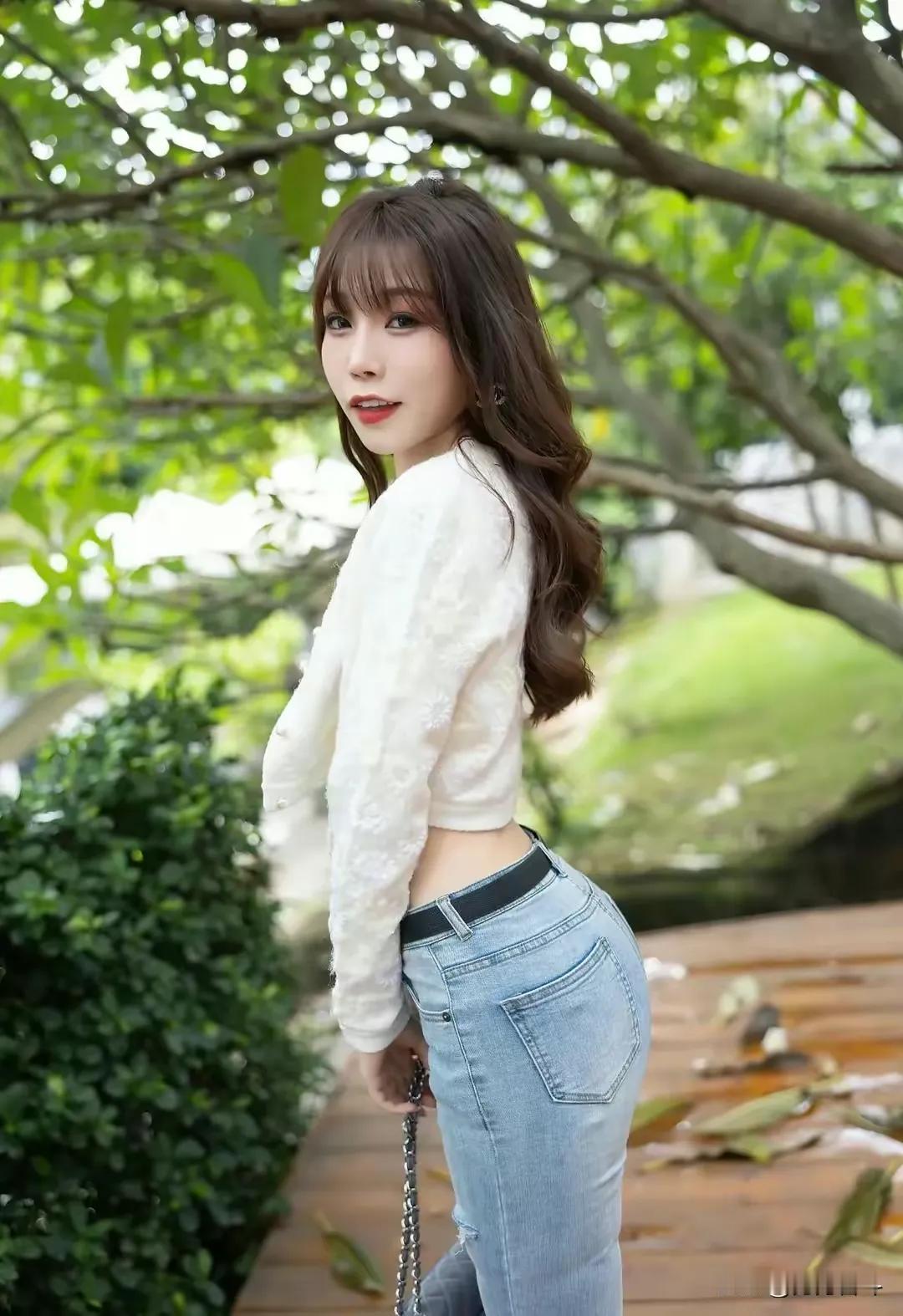女神芝芝，破洞紧身牛仔裤，浅色牛仔裤，波浪长发，美翻天