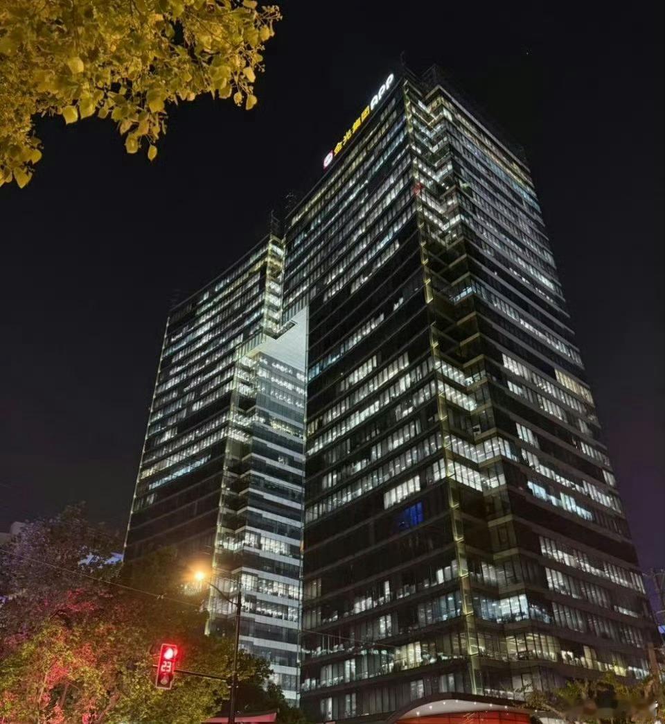拼多多在上海陆家嘴买了一栋楼陆家嘴喜提拼多多新大楼，实打实的企业底气。固定办公场