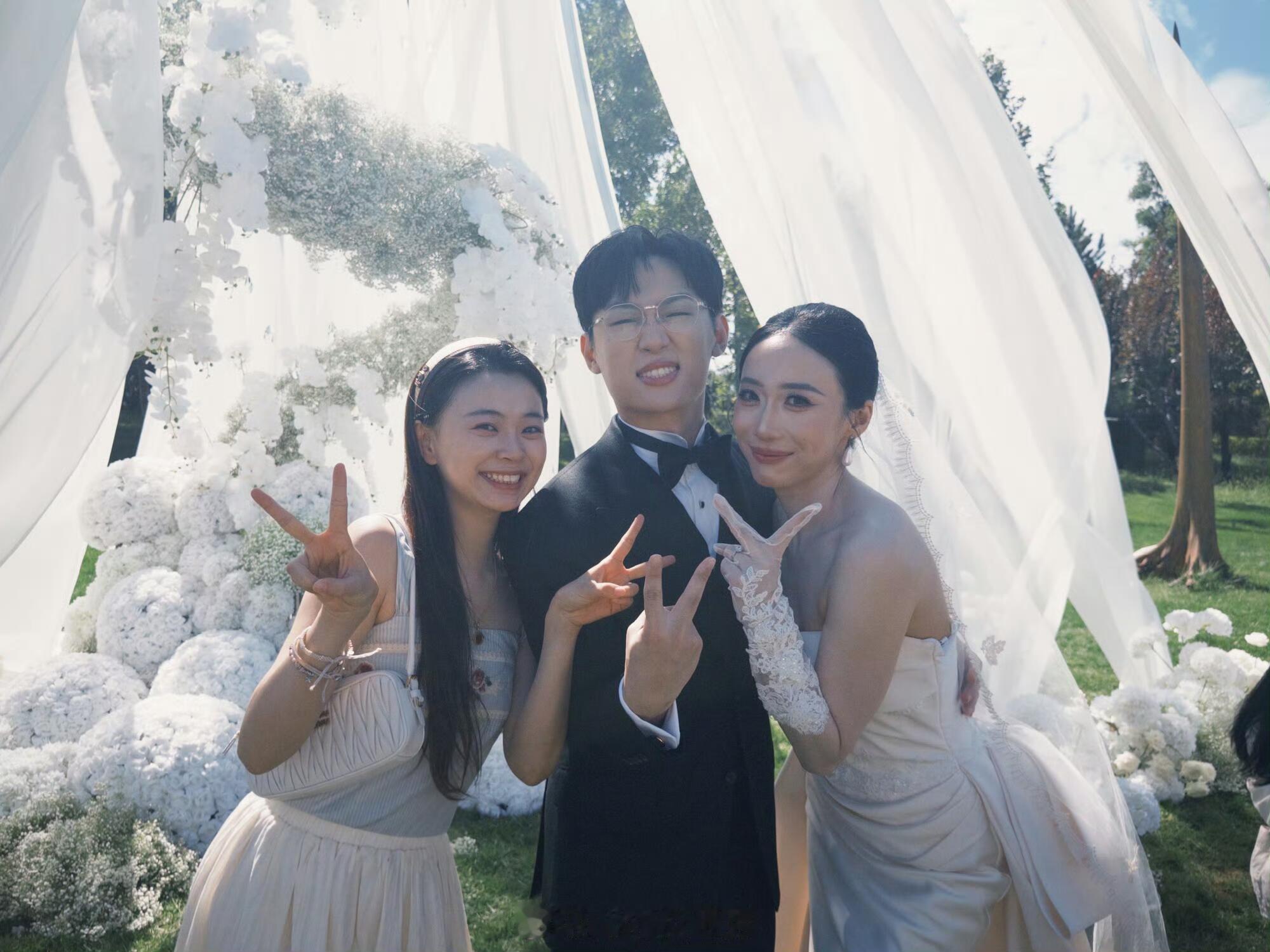 邓帅举办婚礼邓帅婚礼 邓帅婚礼，喜人王男王广李嘉诚张兴朝去参加了婚礼，祝福新人9